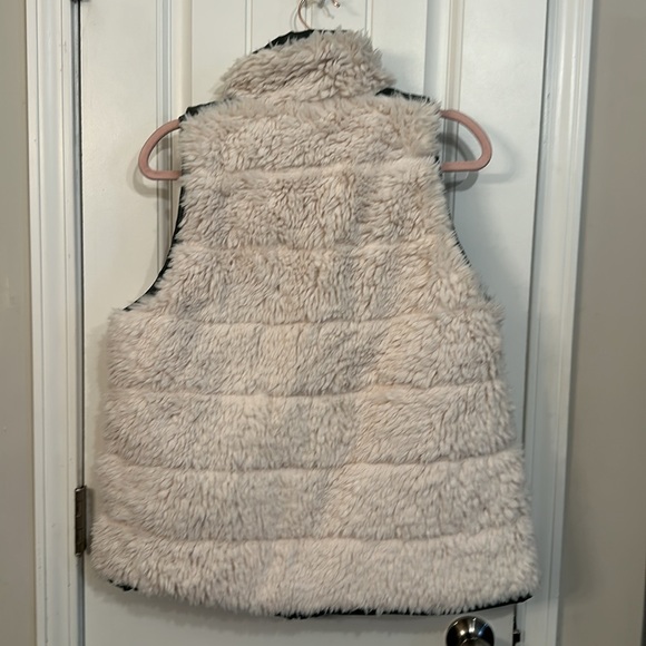 Tuckernuck Reversible Green Faux Leather and Sherpa Vest Size Medium - Picture 6 of 14